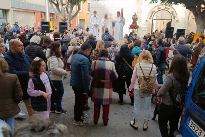 Un centenar de personas se han reunido a las puertas de la ermita de San Antón.