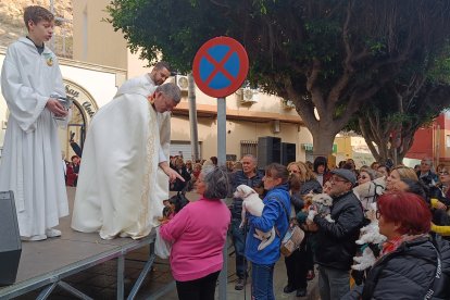 Los asistentes han revelado el nombre de sus mascotas al párroco de San Juan Evangelista.