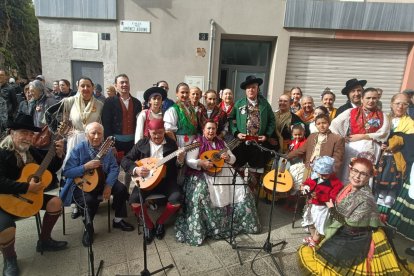El grupo folklórico Alcazaba ha amenizado la mañana con música popular almeriense.