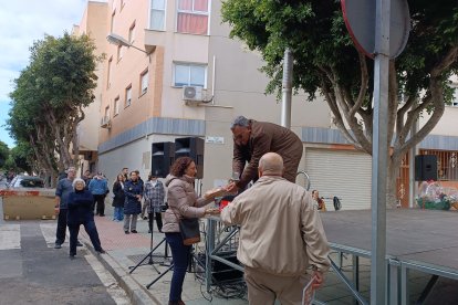 Recogiendo el producto el producto subastado.