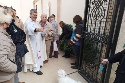 Este perrito recibió la bendición a las puertas de la ermita y no en el escenario.