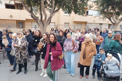Un centenar de personas se acercaron a la ermita de San Antón a disfrutar de la subasta de \'rabicos\'.