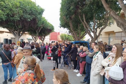 Gente esperando a que empezase la subasta.