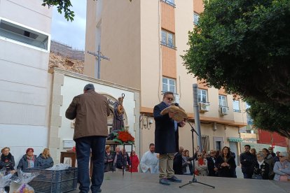 Alfredo Casas de Cadena SER presentando una torta e aceite para la subasta.