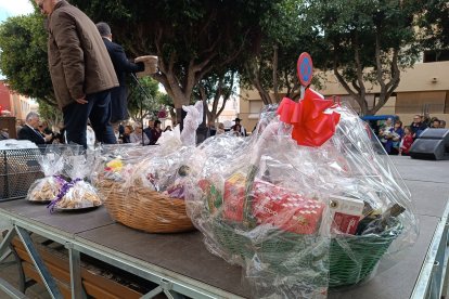 Además de rabos de marrano salieron a oferta cestas con dulces.