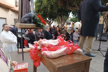 Rabos de marrano esperando a ser subastados.