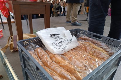 Barras de pan para acompañar la carne.