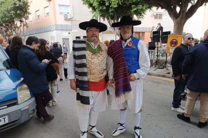 Disfrutando de San Antón en trajes tradicionales.
