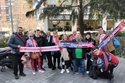 Peñistas de Orgullo Almeriense en los exteriores del Santiago Bernabéu con Ricardo Martínez, que fue vicepresidente de Alfonso García.