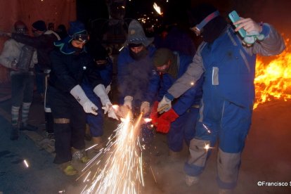 Carretilleros encendiendo una ristra de carretillas. /Francisco Silva