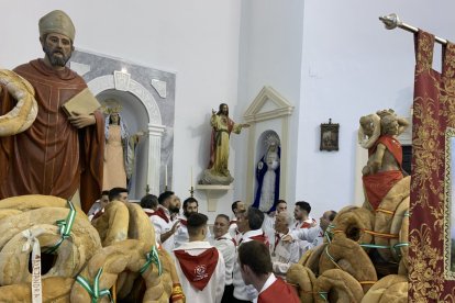 Los costaleros reunidos antes de comenzar la procesión.