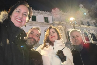 Imagen nocturna de ediles del PSOE de la capital.