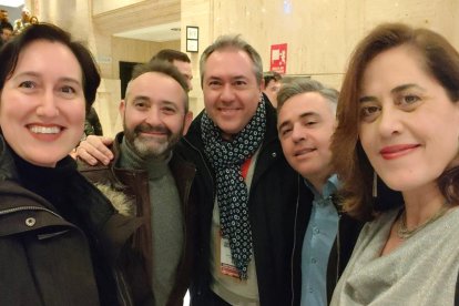 En el centro, Juan Espadas, que prepara cambios en el PSOE andaluz.