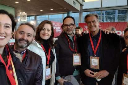 En el centro, Antonio Hernando, del PSOE de Roquetas y director adjunto de la Oficina del Presidente del Gobierno en Moncloa.