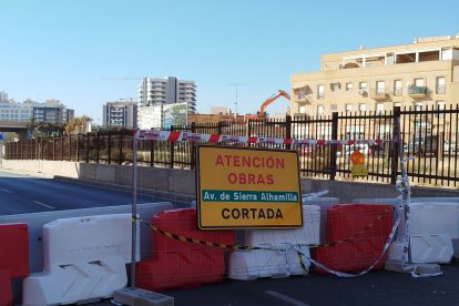 La Avenida de Sierra Alhamilla sigue cortada al tráfico