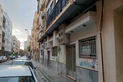 las pintadas no disimulan lo que fue.