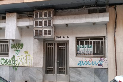 La puerta de acceso a la sala está cerrada.