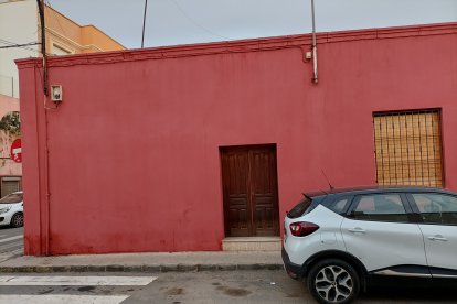 La puerta de administración para no pasar por las salas.