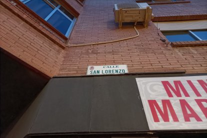 La placa de la calle junto a la calle Granada.