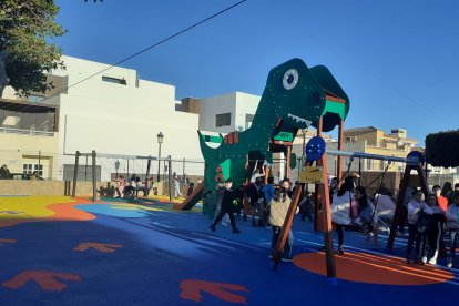 Las nuevas instalaciones del parque infantil en Antas.