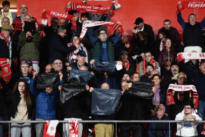 El Estadio Mediterráneo se inundó de pitos y de bolsas de basura.