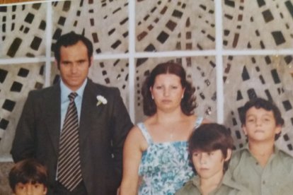 Una familia feliz con Pepe y Pepa de celebración con sus 4hijos.