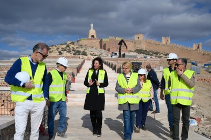 La alcaldesa junto a la concejal de Urbanismo recorriendo la nueva escalinata