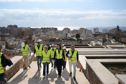 Subida hacia el cerro con la ciudad a sus pies
