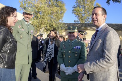 María del Mar Vázquez, alcaldesa de Almería; generales de La Legión, y José María Martín, subdelegado del Gobierno en Almería.