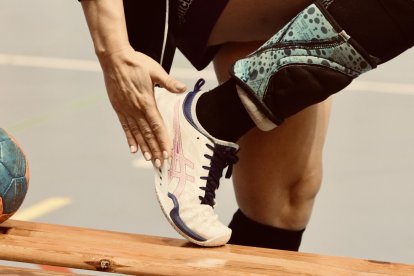 Aplicando cera a la zapatilla.