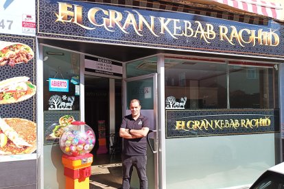 Rachid Essahar, propietario del restaurante de comida rápida El Gran Kebab Rachid.