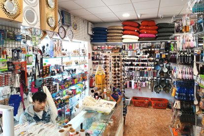 Jinxin, propietario del Bazar Mundo.