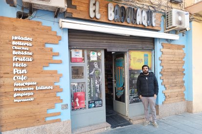 Umar Farooq, propietario de la tienda de alimentación El Badulaque.
