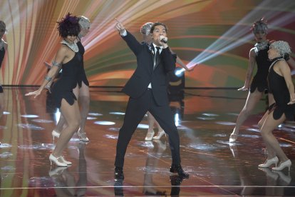 El cantante David Bisbal abriendo la gala de los Goya.