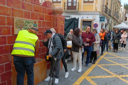 Se formaron largas colas entorno a la fuente del zumo.
