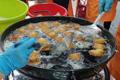 El aceite debe de estar a punto para freí los papaviejos.