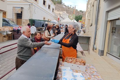 Al pistoletazo de salida la gente ya se colocaba en la cola para recoger un papaviejo.