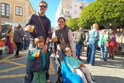 Álvaro y Diego con su padre y madre disfrutando del Día de la Naranja.