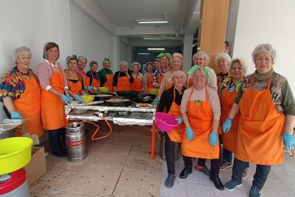Estas mujeres se presentaron voluntarias a preparar papaviejos. Su trabajo comenzó a las 06:00 horas y se prolongó hasta el final de los festejos.