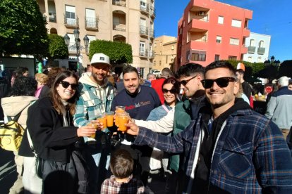 Brindando por la amistad y la naranja.