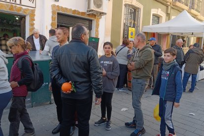 Naranja en mano.