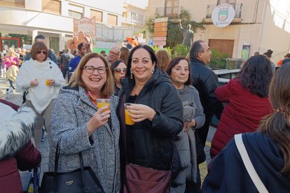María del Mar y María José regresan de la fuente con su vaso de zumo.