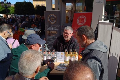 Comentando el sabor de la ginebra de naranja.