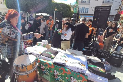 Puesto de camisetas del festival de música Naranjazz.
