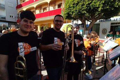 Liberto Amate uy su compañero preparándose para tocar el trombón.