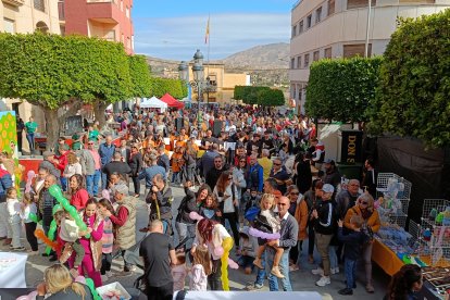 La gente se aglomeraba frente al escenario principal.