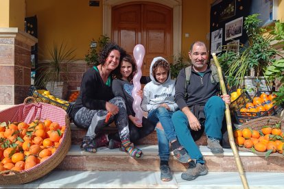Una familia que cumple 5 ediciones del \'Dia de la Naranja\'.