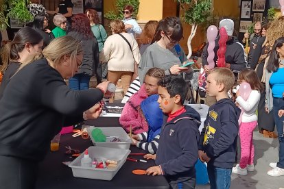 Los más pequeños pudieron pintarse la cara y recoger globos.