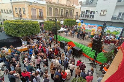 José Alonso recibe el Naranjero de Oro frente a sus paisanos.