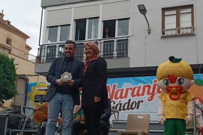 Carlos Sánchez diputado de Promoción Agroalimentaria y la alcaldesa de Gádor, Lourdes Ramos.